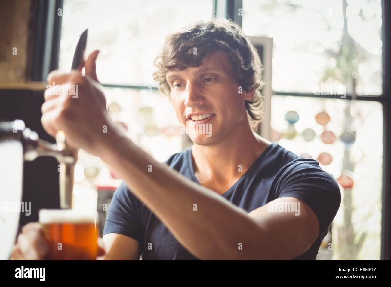 Bar gara il riempimento di una birra dal bar pompa Foto Stock