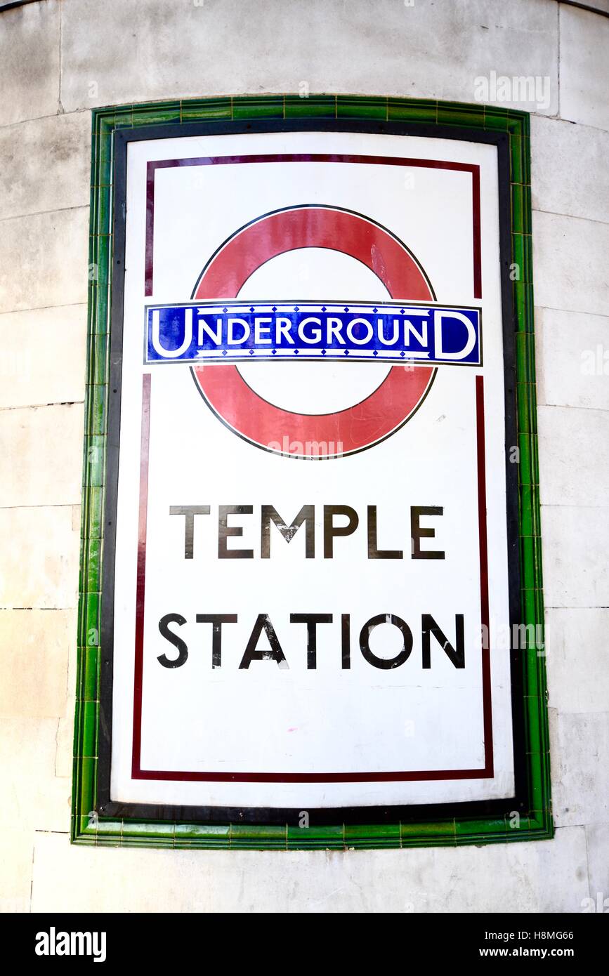 Stazione di Tempio di segno della metropolitana, tempio, Embankment, Londra, Inghilterra Foto Stock