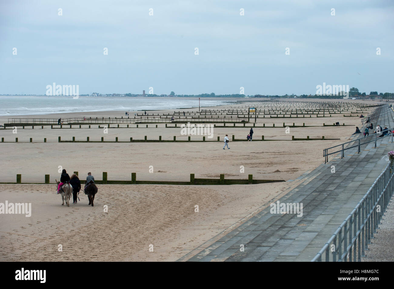 Spiaggia Dymchurch garantisce sicurezza di bagni in mare nel paradiso di Romney Bay e chilometri di sabbia fine. Foto Stock