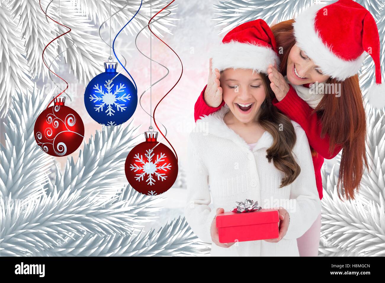 Presentazione di madre figlia con una sorpresa regalo di natale Foto Stock