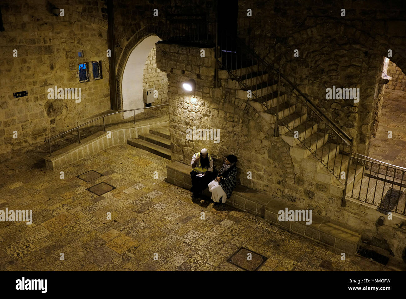 Un uomo religioso ebreo e una donna che chiacchiera nel cortile interno della tomba del re Davide sul monte Sion Gerusalemme Est Israele Foto Stock Un uomo religioso ebreo e una donna che chiacchiera nel cortile interno della tomba del re Davide sul monte Sion Gerusalemme Est Israele Foto Stock