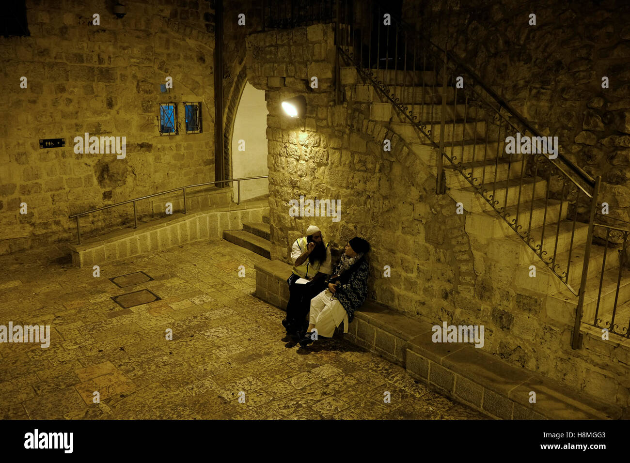 Un uomo religioso ebreo e una donna che chiacchiera nel cortile interno della tomba del re Davide sul monte Sion Gerusalemme Est Israele Foto Stock Un uomo religioso ebreo e una donna che chiacchiera nel cortile interno della tomba del re Davide sul monte Sion Gerusalemme Est Israele Foto Stock