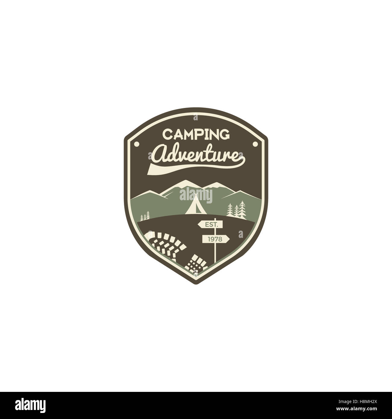Camping adventure etichetta. Mountain winter camp badge. Outdoor explorer logo design. Viaggiare in bianco e nero e a colori hipster insignia. Snowboard icona simbolo. Deserto emblema e timbro. patch Foto Stock