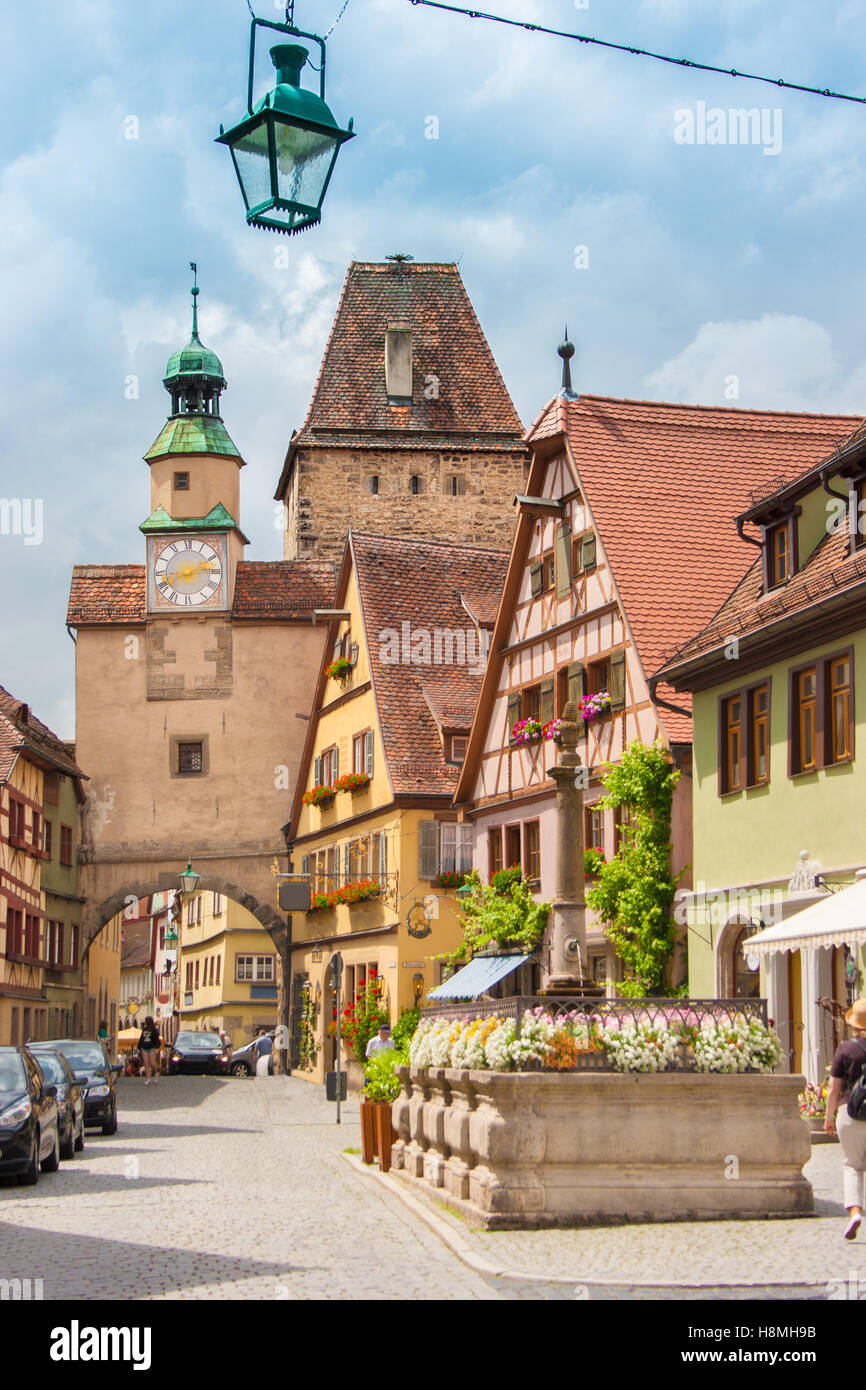 Classic vista da cartolina della storica città di Rothenburg ob der Tauber in una giornata di sole con cielo blu, Franconia, Baviera, Germania Foto Stock
