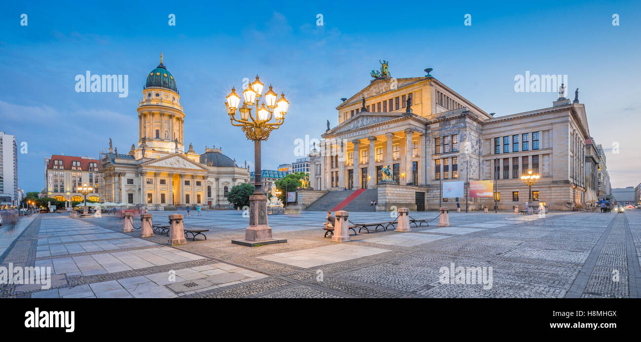 Vista panoramica della famosa piazza Gendarmenmarkt con Berlin Concert Hall e Cattedrale tedesca in Twilight, Berlino, Germania Foto Stock