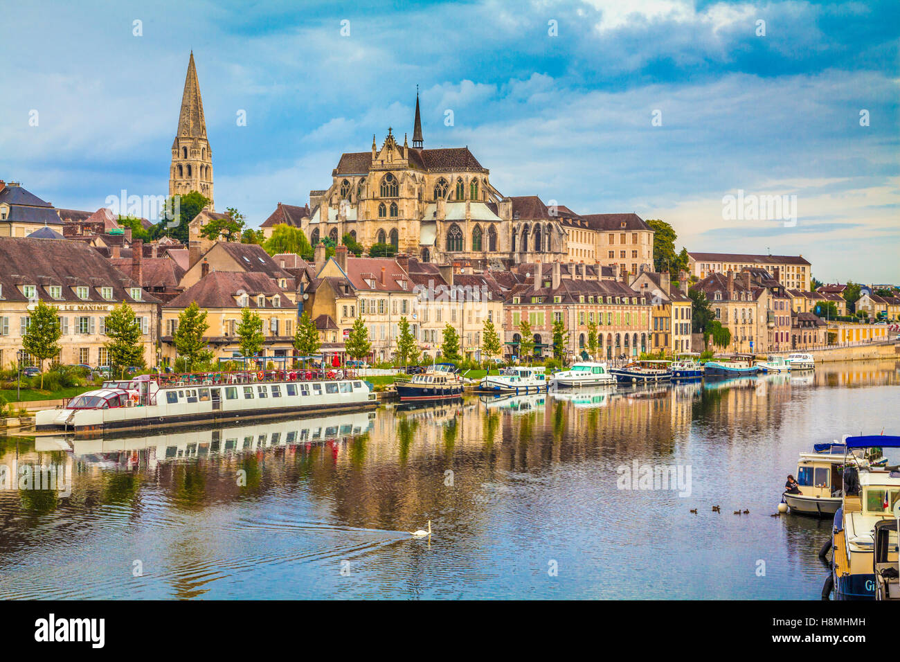 Visualizzazione classica della storica città di Auxerre con fiume Yonne, Borgogna, Francia Foto Stock