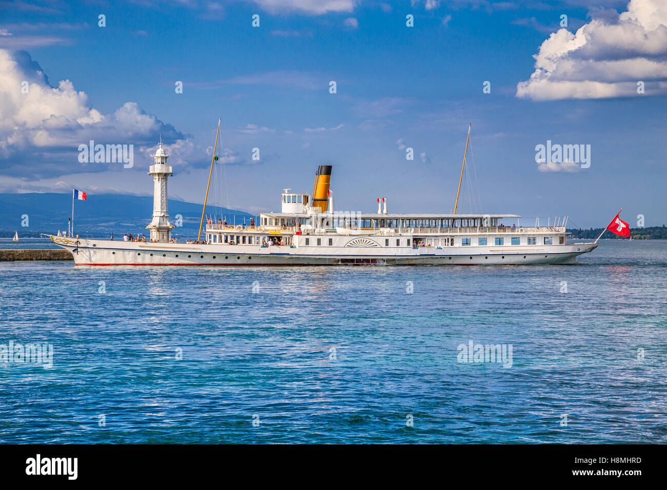 Tradizionale battello a vapore escursione con nave storica Les Paquis faro sul famoso Lago di Ginevra, Ginevra, Svizzera Foto Stock