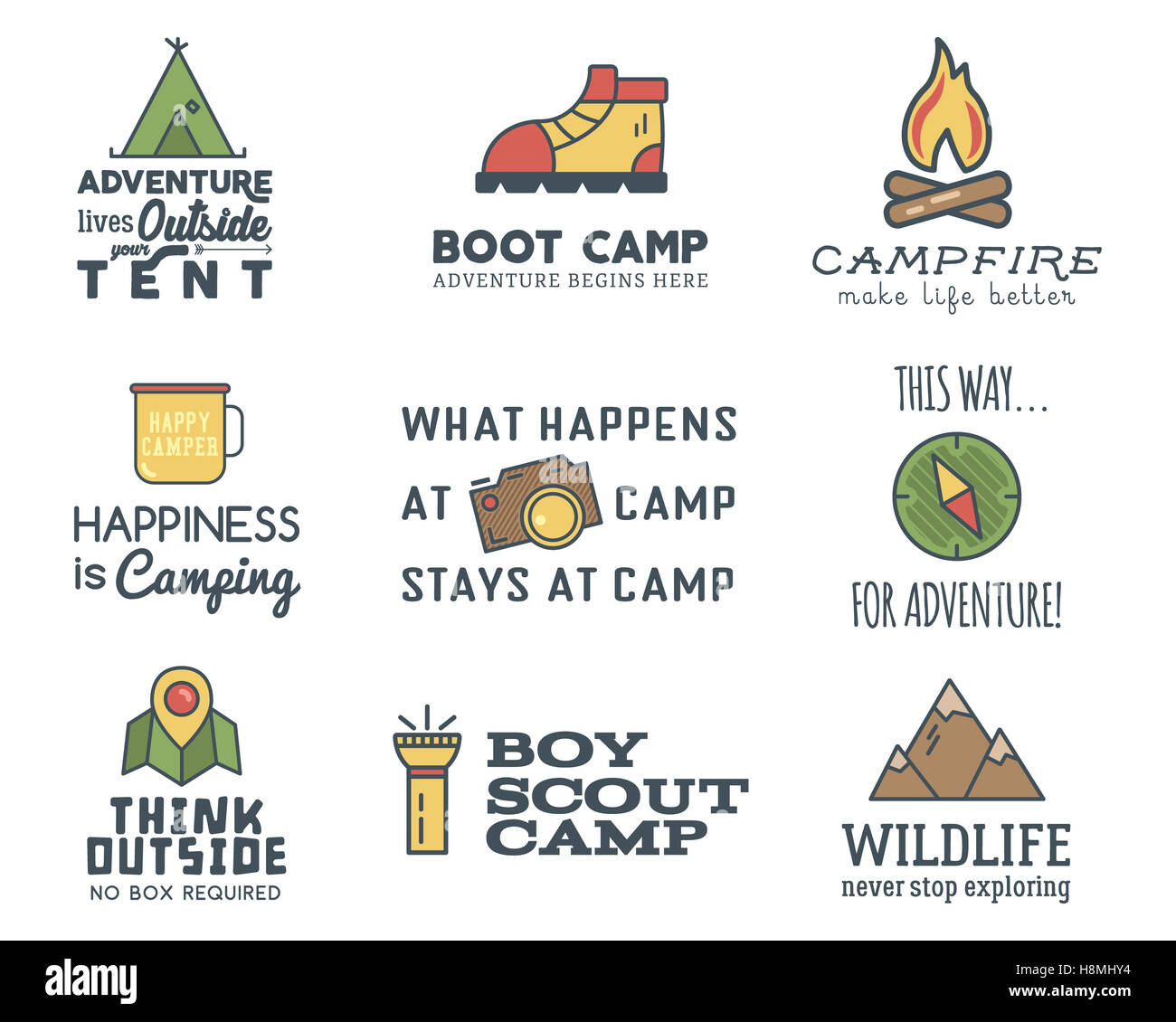 Camping logo design set con la tipografia e elementi di viaggio - compass, montagna, tenda. Con l'avventura parole e segni. Sentiero escursionistico, backpacking simboli. Nizza per stampe, tee design, capi di vestiario Foto Stock