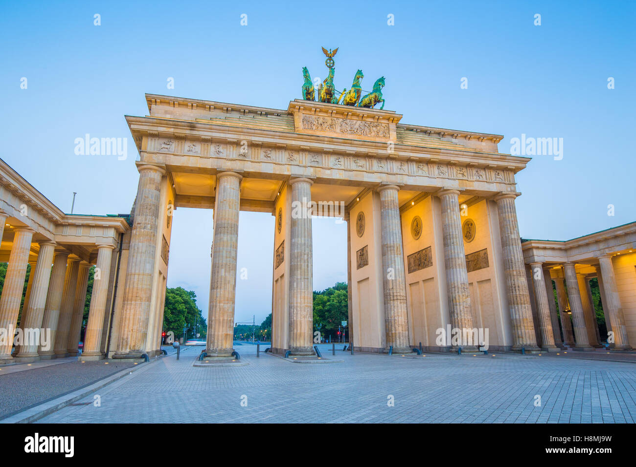 Visualizzazione classica della famosa Porta di Brandeburgo in Twilight, il centro di Berlino, Germania Foto Stock