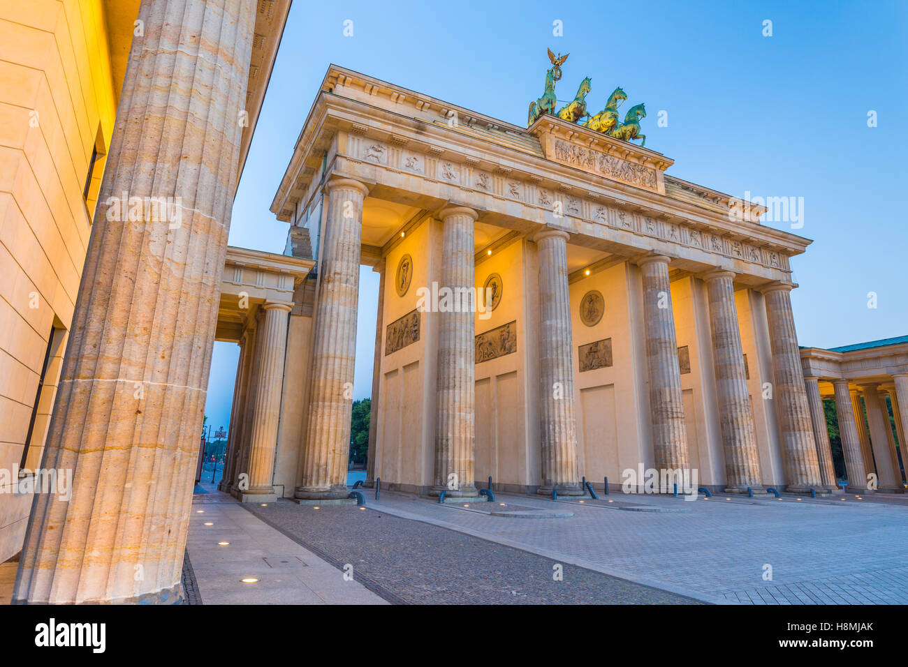 Visualizzazione classica della famosa Porta di Brandeburgo in Twilight, il centro di Berlino, Germania Foto Stock