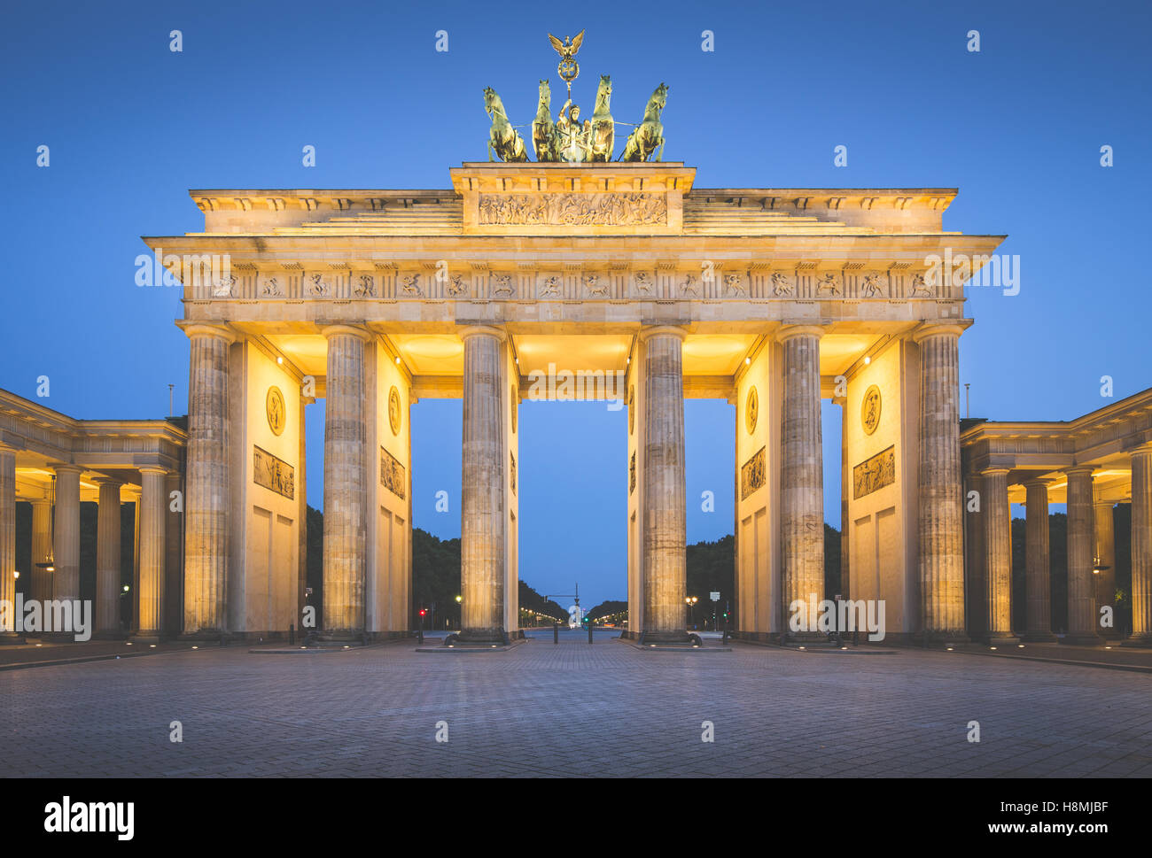 Visualizzazione classica della famosa Porta di Brandeburgo nel crepuscolo con retro vintage effetti filtro, Berlino, Germania Foto Stock