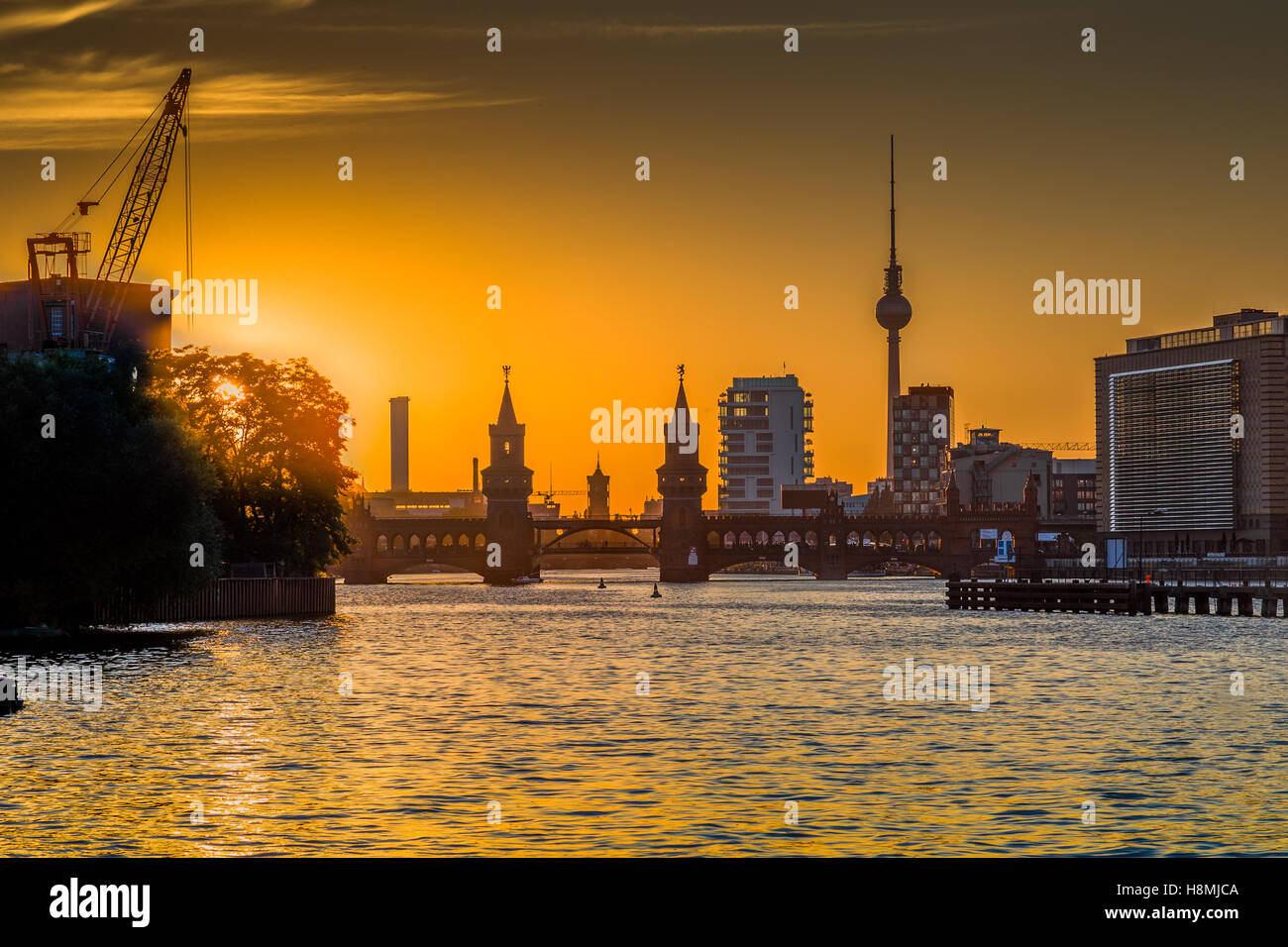 Classic vista sullo skyline di Berlino con il famoso fiume Sprea e storico Ponte Oberbaum in beautiful Golden luce della sera al tramonto in estate, Germania Foto Stock