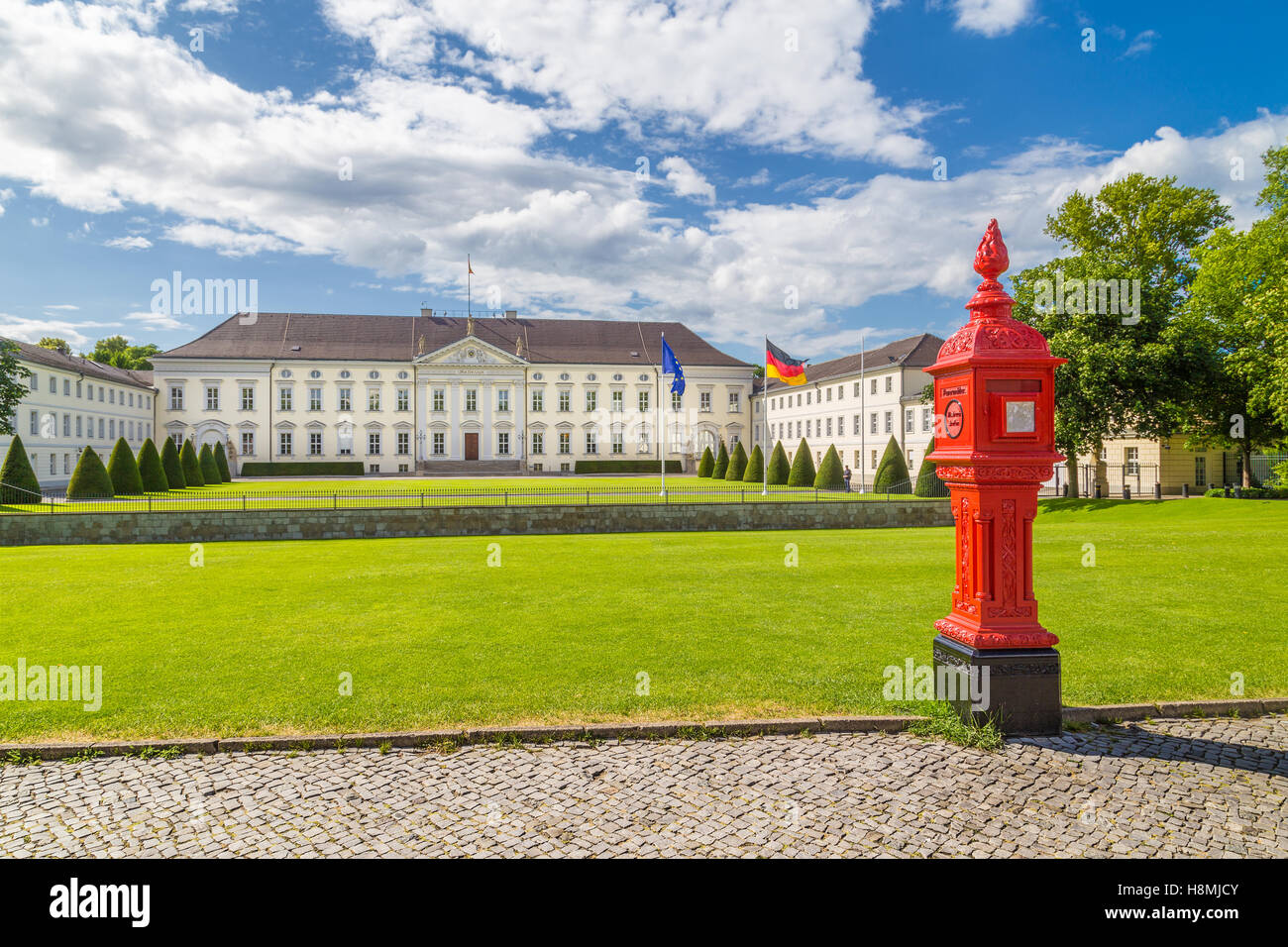 Visualizzazione classica del famoso Schloss Bellevue, residenza ufficiale del Presidente della Repubblica federale di Germania, con il vecchio fire post, Berlino, Germania Foto Stock