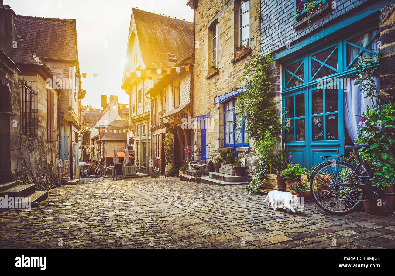 Affascinanti scene di strada in un antico borgo medievale in Europa al tramonto con retro in stile vintage color pastello e filtro lens flare effetto sole Foto Stock