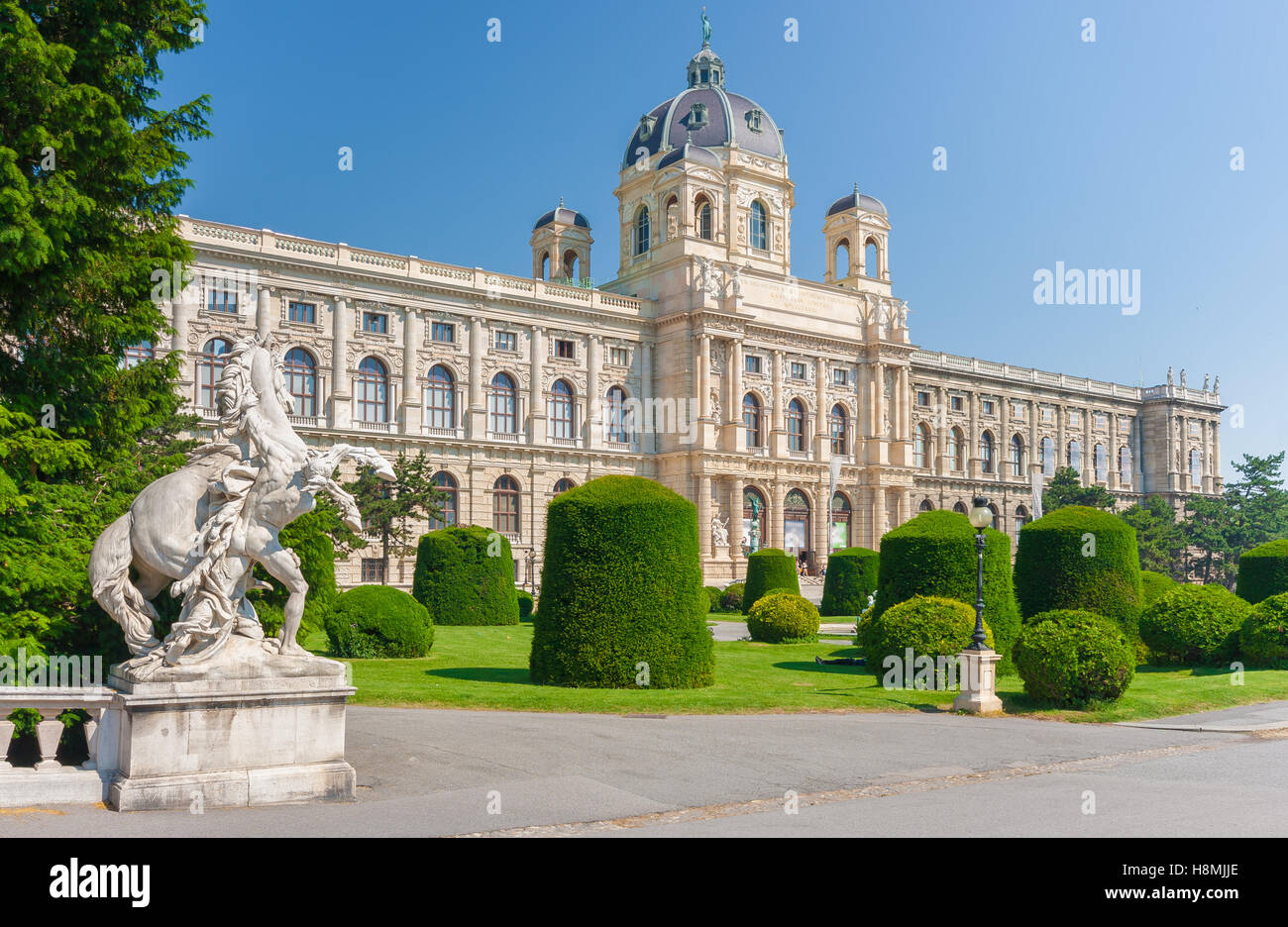 Visualizzazione classica del famoso Naturhistorisches Museum (Museo di Storia Naturale) con il parco e la scultura a Vienna, in Austria Foto Stock