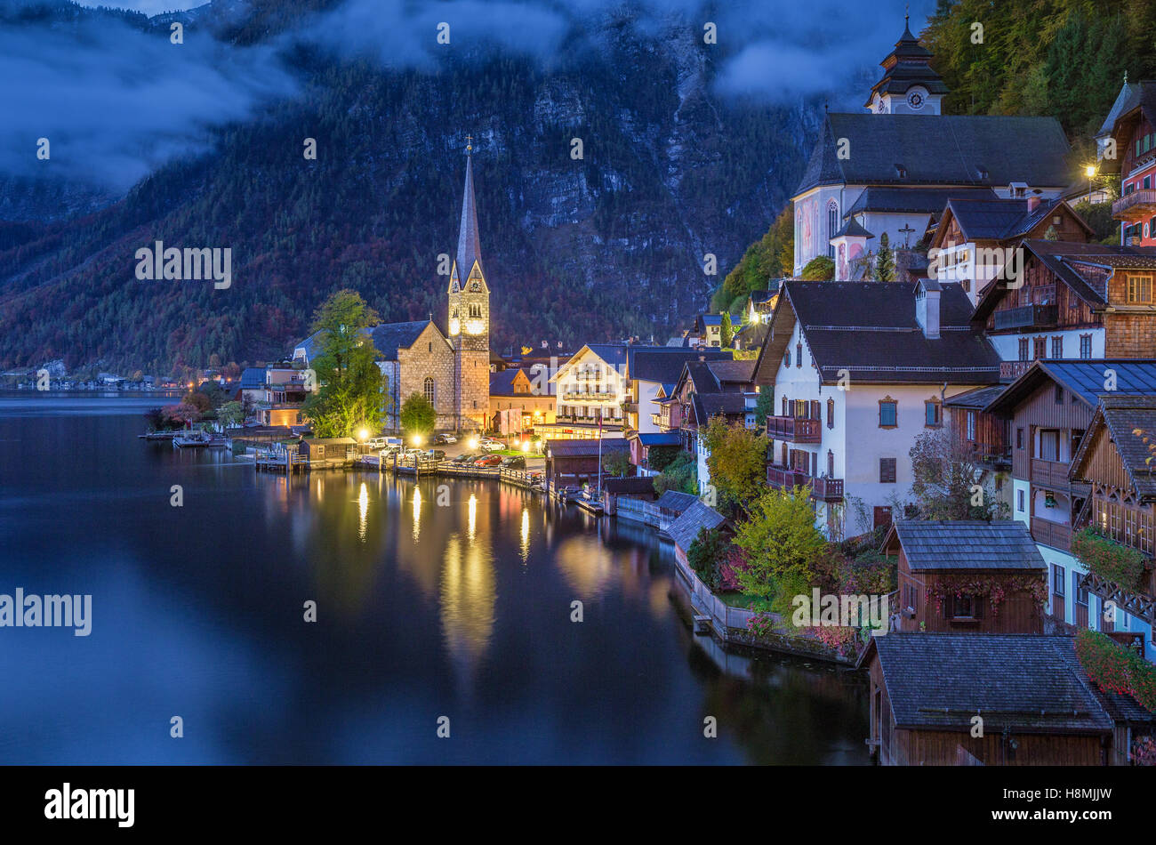 Scenic vista da cartolina famosa Hallstatt borgo lacuale con lago Hallstatter nelle Alpi nel crepuscolo Salzkammergut, Austria Foto Stock