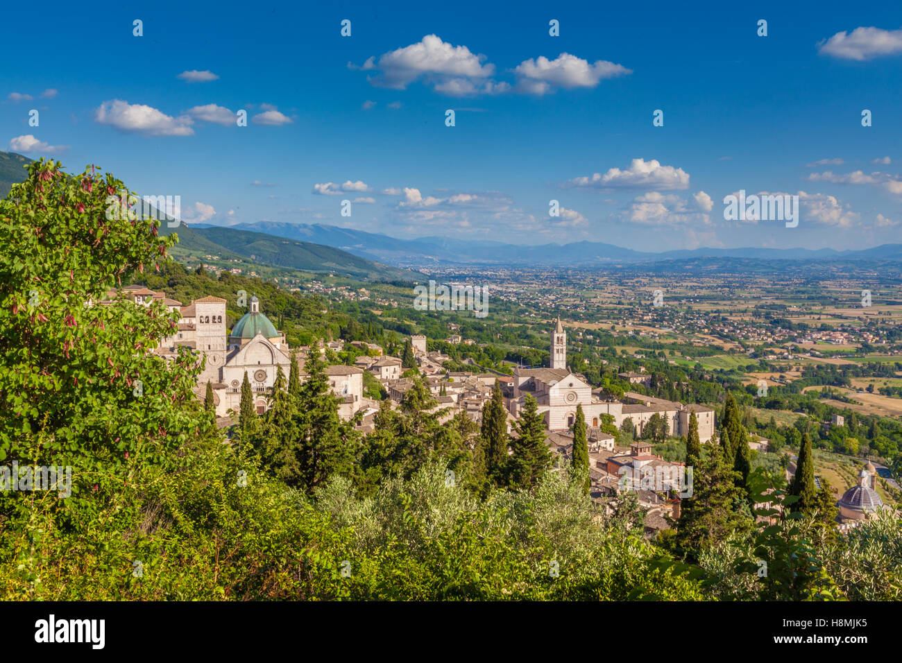 Visualizzazione classica della storica città di Assisi ion una giornata soleggiata con cielo blu e nuvole in estate, Umbria, Italia Foto Stock