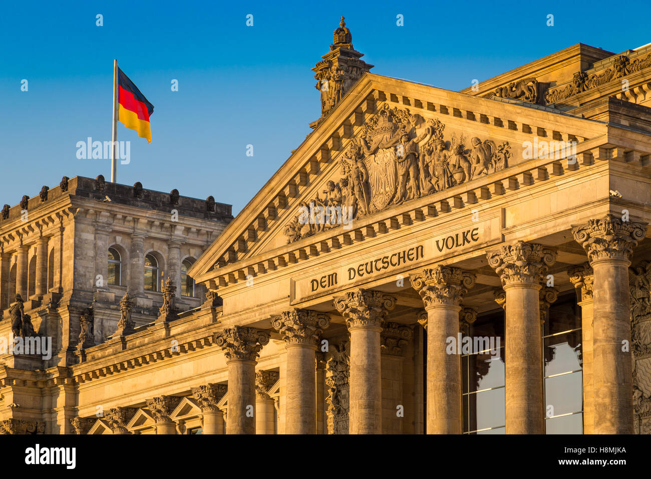 Vista ravvicinata del famoso palazzo del Reichstag, sede del Parlamento tedesco (Deutscher Bundestag), in beautiful Golden luce della sera al tramonto, Berlino Foto Stock