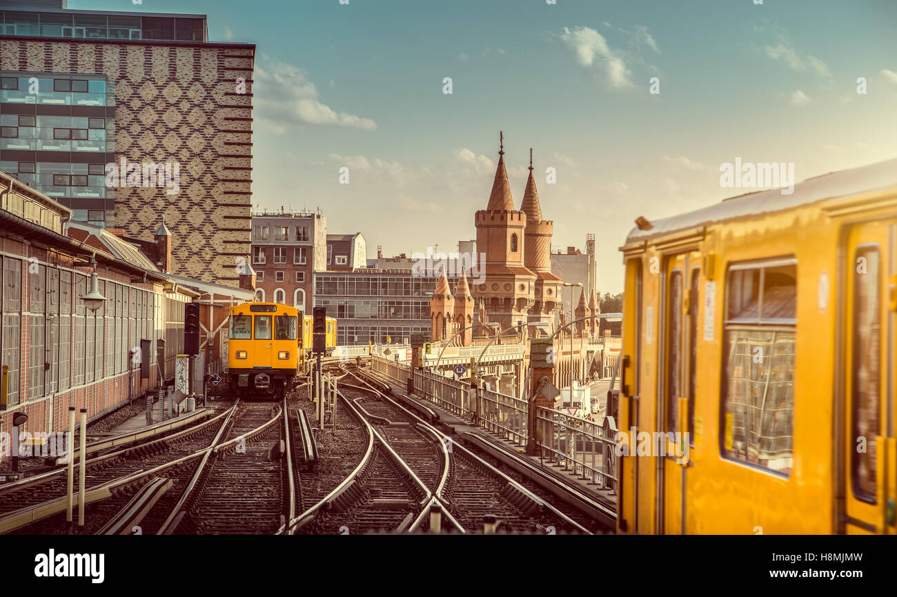 Visualizzazione classica del centro storico di Berliner U-Bahn con il famoso Ponte Oberbaum al tramonto, Berlino Friedrichshain-Kreuzberg, Germania Foto Stock