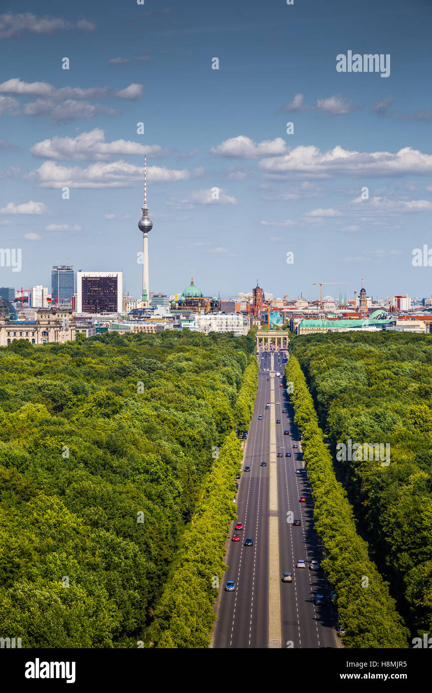 Vista aerea della skyline di Berlino panorama con Grosser Tiergarten parco pubblico in una giornata di sole con cielo blu e nuvole, Germania Foto Stock