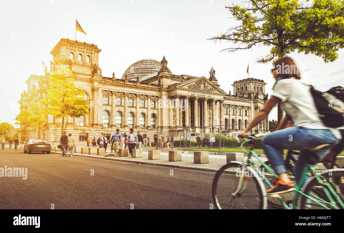 Berlino città urbana la vita con il famoso edificio del Reichstag al tramonto in estate, Berlin Mitte, Germania Foto Stock