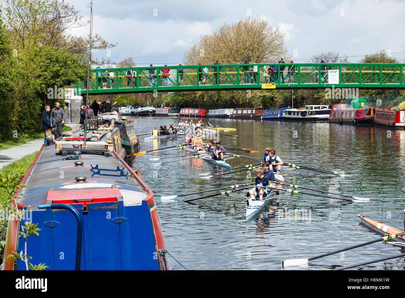 Doppio skiff sul fiume Lea a Springfield Marina durante una competizione di canottaggio a Lea Rowing Club, London, Regno Unito Foto Stock
