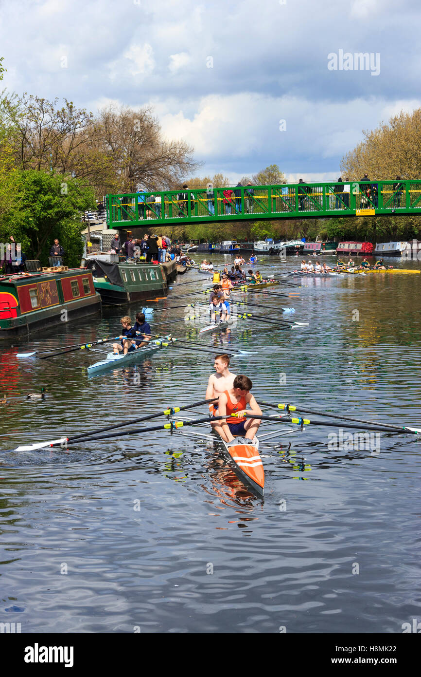 Doppio skiff sul fiume Lea a Springfield Marina durante una competizione di canottaggio a Lea Rowing Club, London, Regno Unito Foto Stock