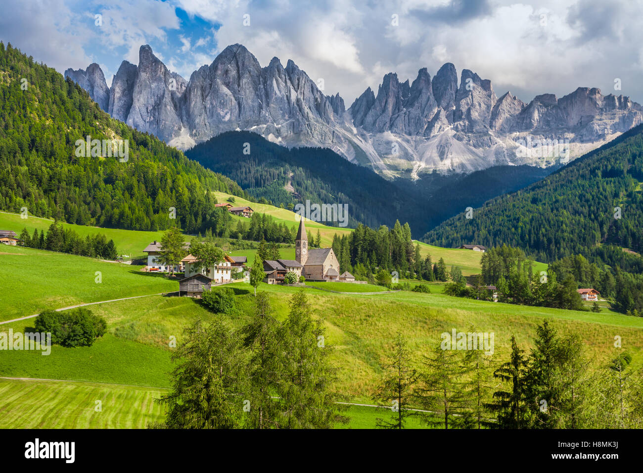 Idilliaco paesaggio di montagna nelle Dolomiti con la famosa Santa Maddalena villaggio di montagna, in Val di Funes, Alto Adige, Italia Foto Stock