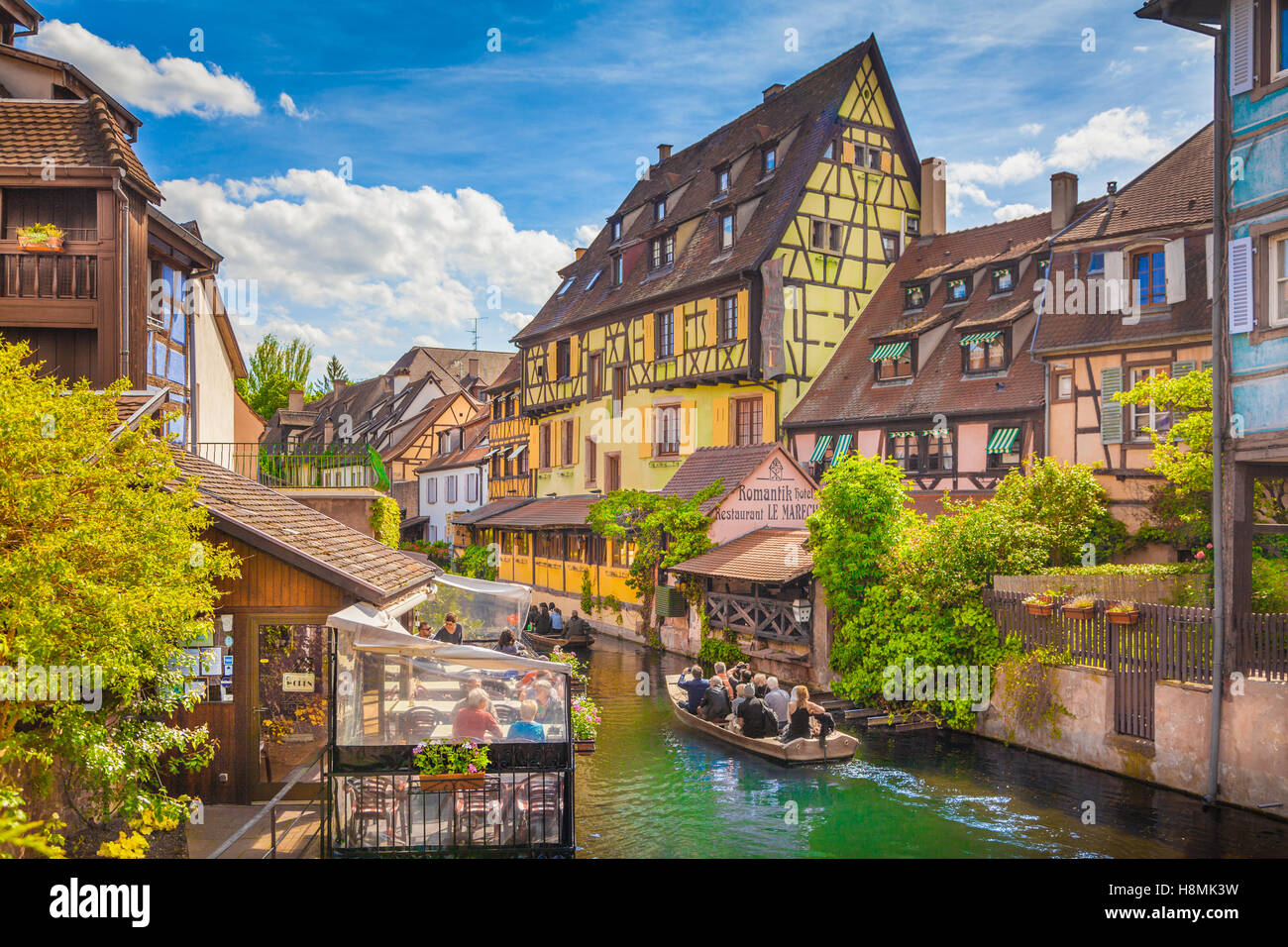 Bellissima vista del centro storico di Colmar, noto anche come piccola Venezia, con turisti facendo un giro in barca sul canale, Alsazia, Francia Foto Stock