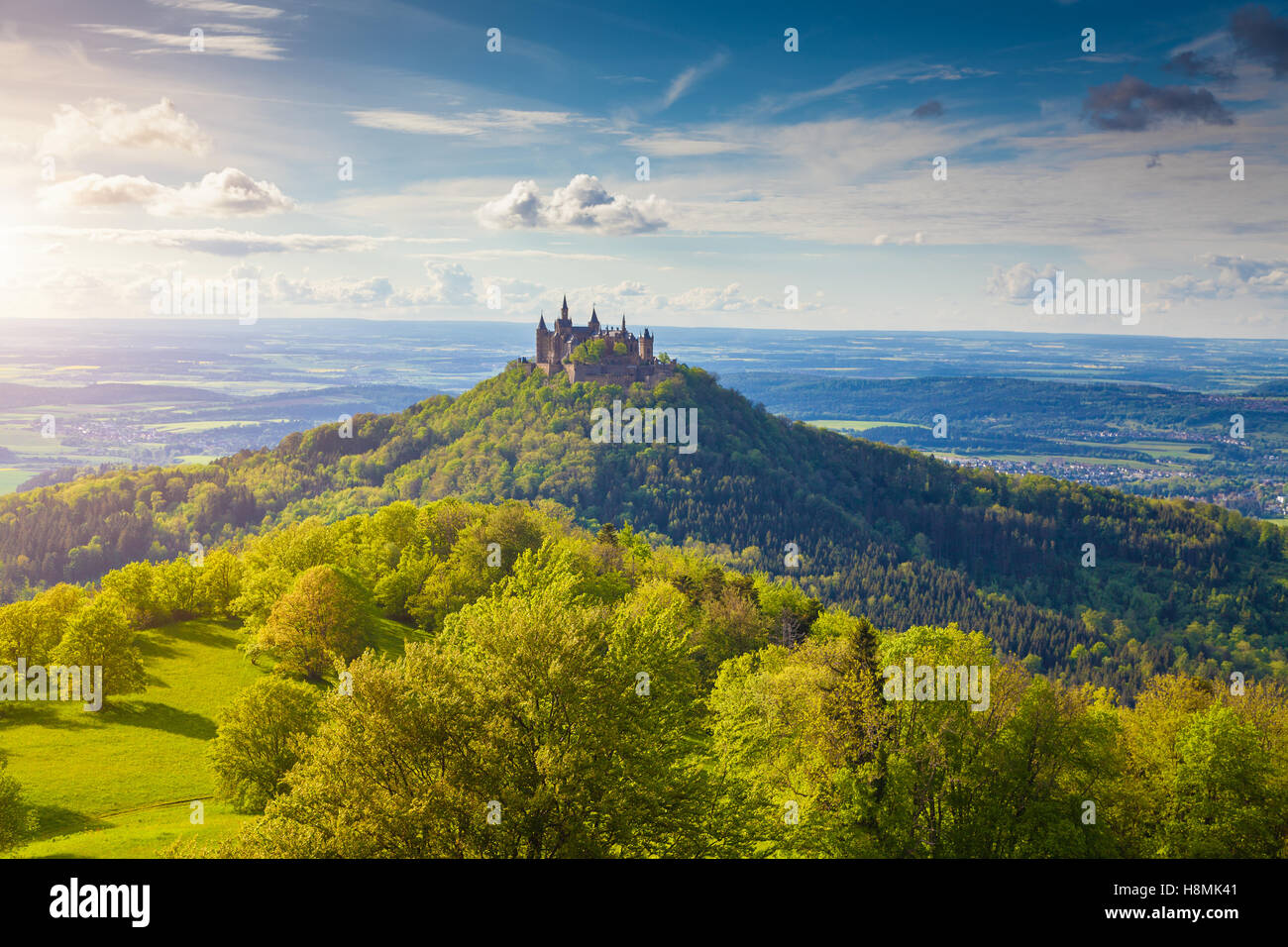 Vista aerea del famoso Castello Hohenzollern, sede ancestrale della casa imperiale degli Hohenzollern e uno d'Europa più visitato castelli al tramonto Foto Stock