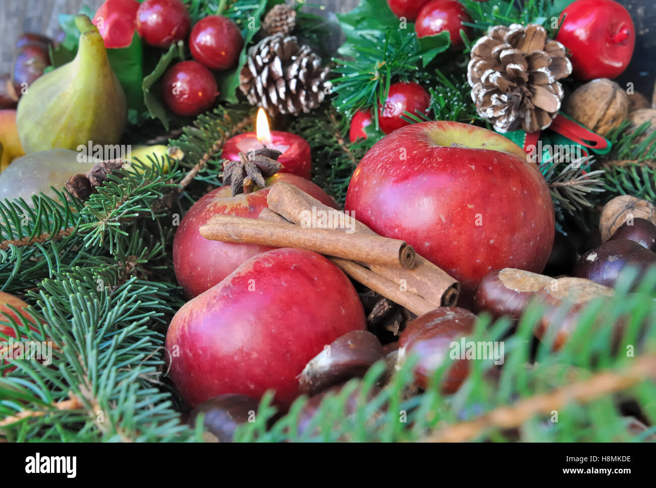 Frutta di stagione e spezie nella decorazione di Natale Foto Stock