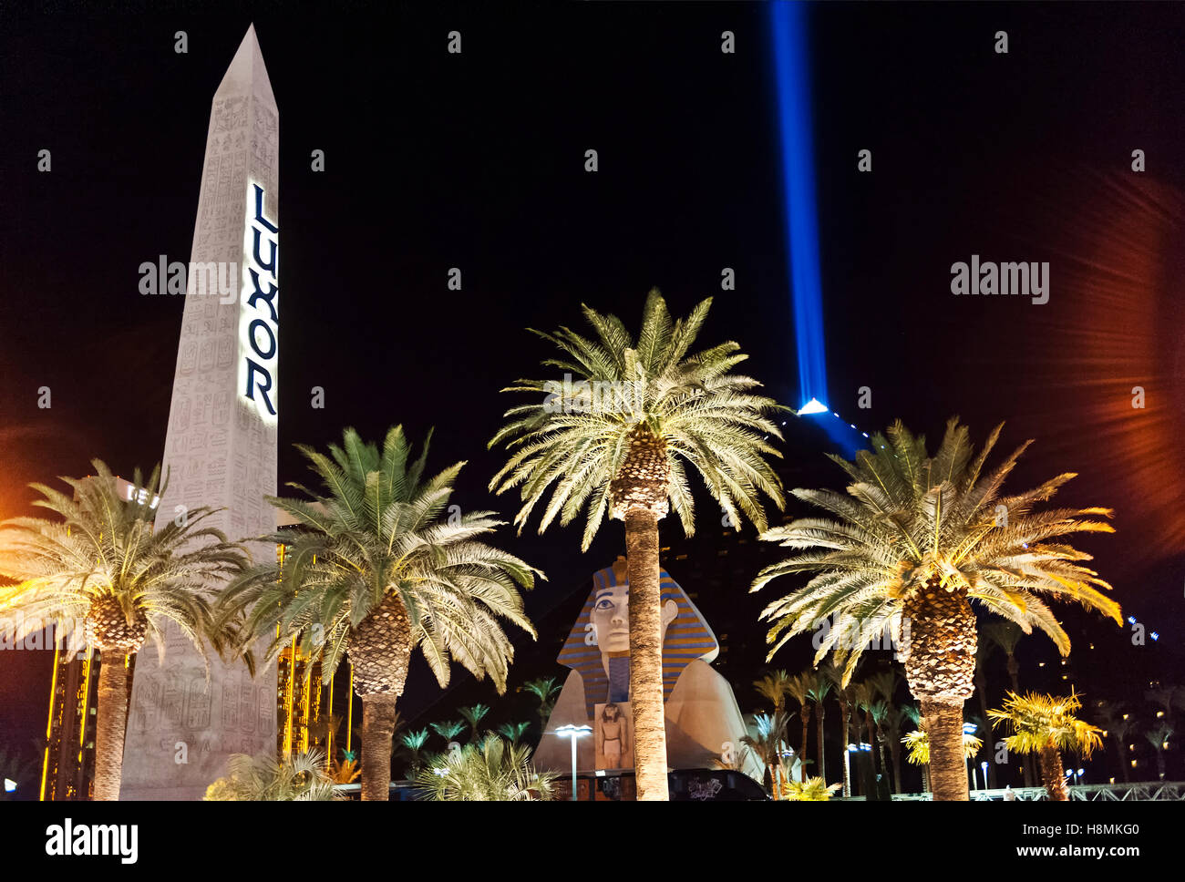 Esterno scena notturna del Luxor Hotel e Casinò di Las Vegas Nevada Foto Stock