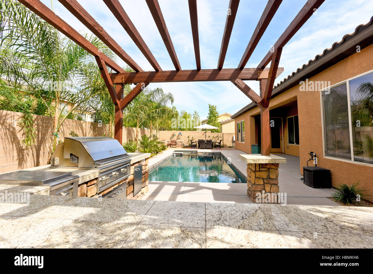 Residenziale modesto sud-ovest americano nel cortile con piscina e cucina esterna. Foto Stock