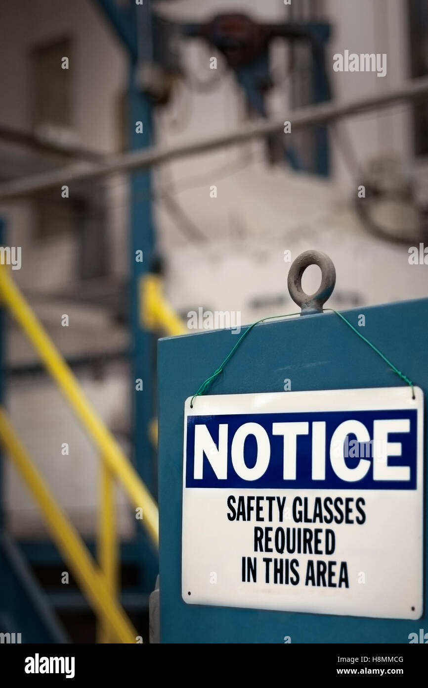 Avviso - Occhiali di sicurezza richiesto in questo settore - apparecchiatura di fabbrica Foto Stock
