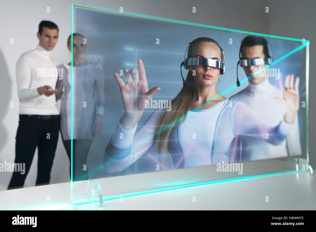 Persone con telecomando futuristico switcth ologramma Foto Stock