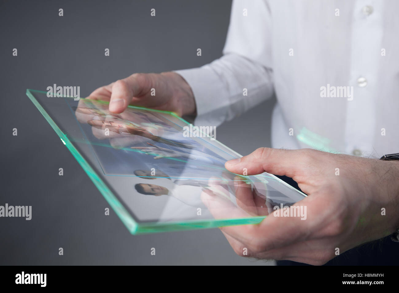 Il futuristico tablet con un display trasparente in mani umane, concetto futuro effettivo di idee innovative Foto Stock