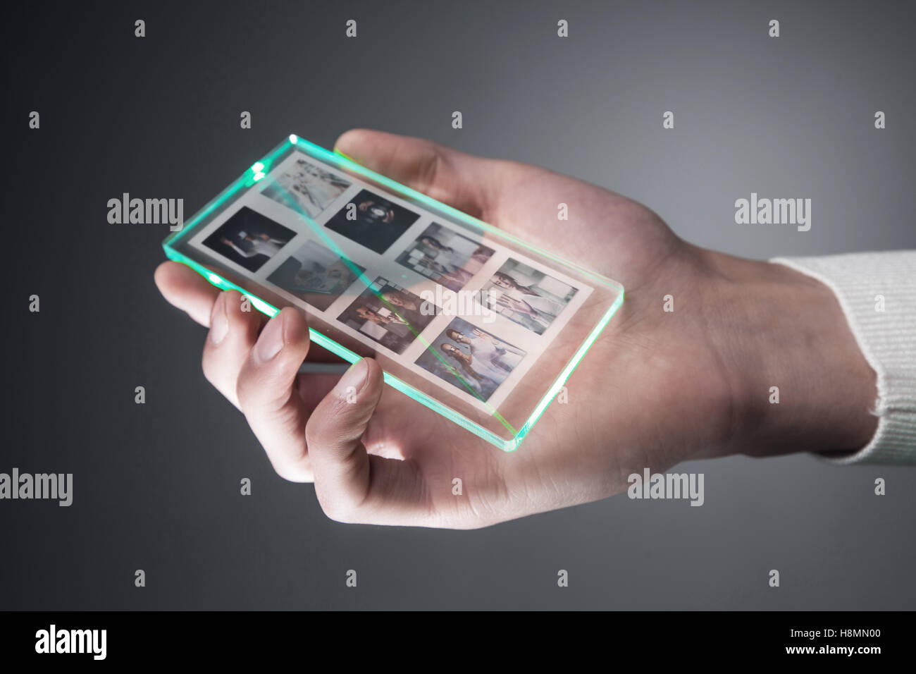 Smartphone futuristico con un display trasparente in mano umana, concetto futuro effettivo di idee innovative Foto Stock