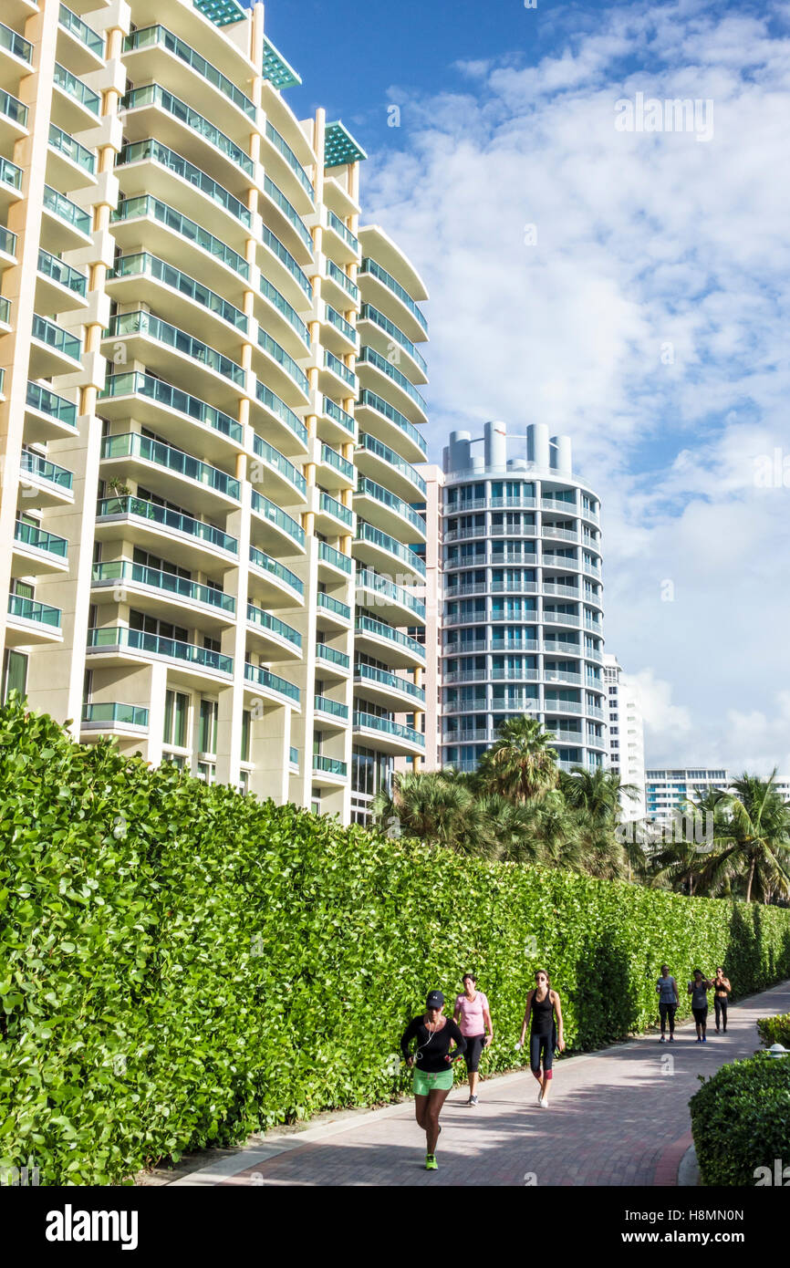 Miami Beach Florida, passeggiata sul lungomare, sentiero a piedi, escursionisti, condomini alti, visitatori viaggio viaggio turismo turistico turismo punto di riferimento cultura c Foto Stock