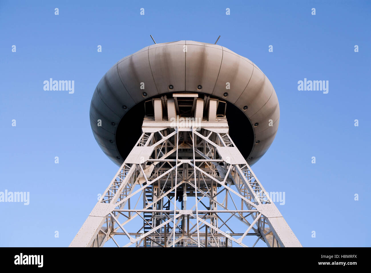 Germania, la zona della Ruhr, technology center Luentec, l'UFO del designer Colani sulla sommità della ex torre di avvolgimento. Foto Stock