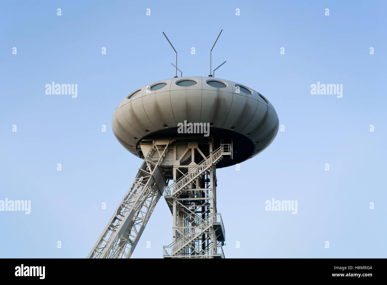 Germania, la zona della Ruhr, technology center Luentec, l'UFO del designer Colani sulla sommità della ex torre di avvolgimento. Foto Stock