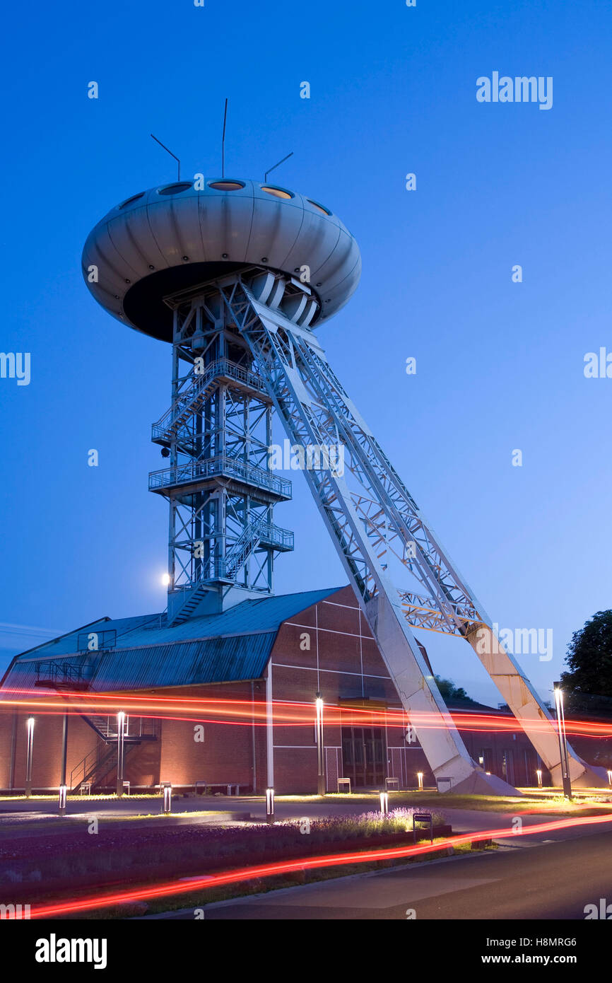 Germania, la zona della Ruhr, technology center Luentec, l'UFO del designer Colani sulla sommità della ex torre di avvolgimento. Foto Stock