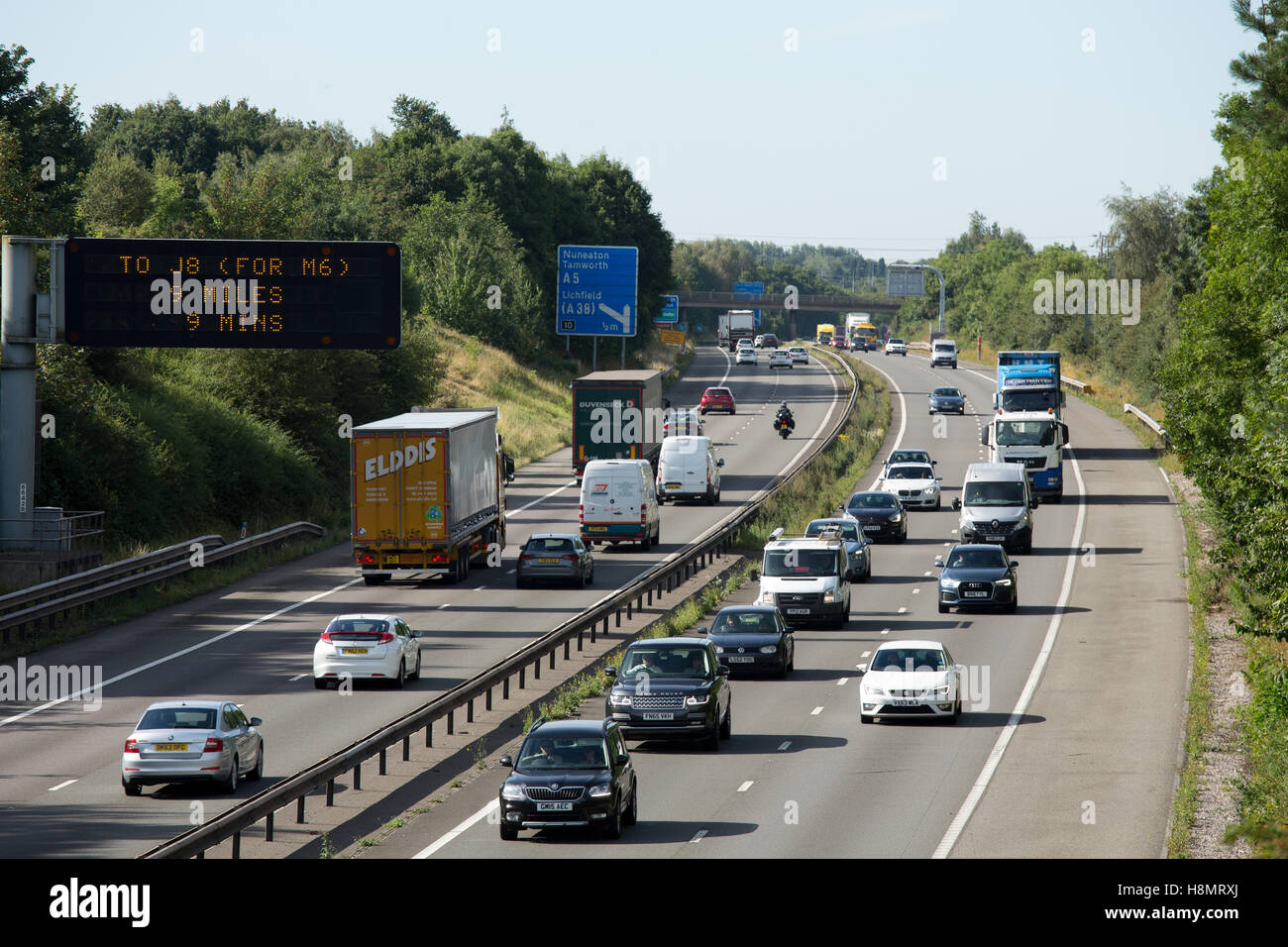 Il traffico sulla autostrada M42 vicino a Tamworth, Staffordshire. Foto Stock