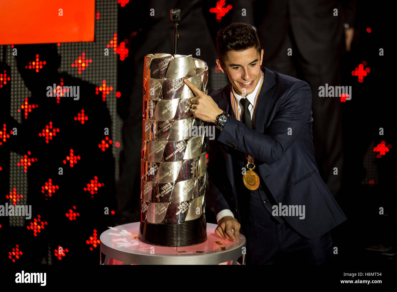 Valencia, Spagna. Xiii Nov, 2016. Marc Marquez mettendo la piastra nel campionato di calcio di MotoGP FIM durante la cerimonia di premiazione si chiude la stagione nel Campionato del Mondo del MotoGP. Credito: Jose Breton/Pacific Press/Alamy Live News Foto Stock