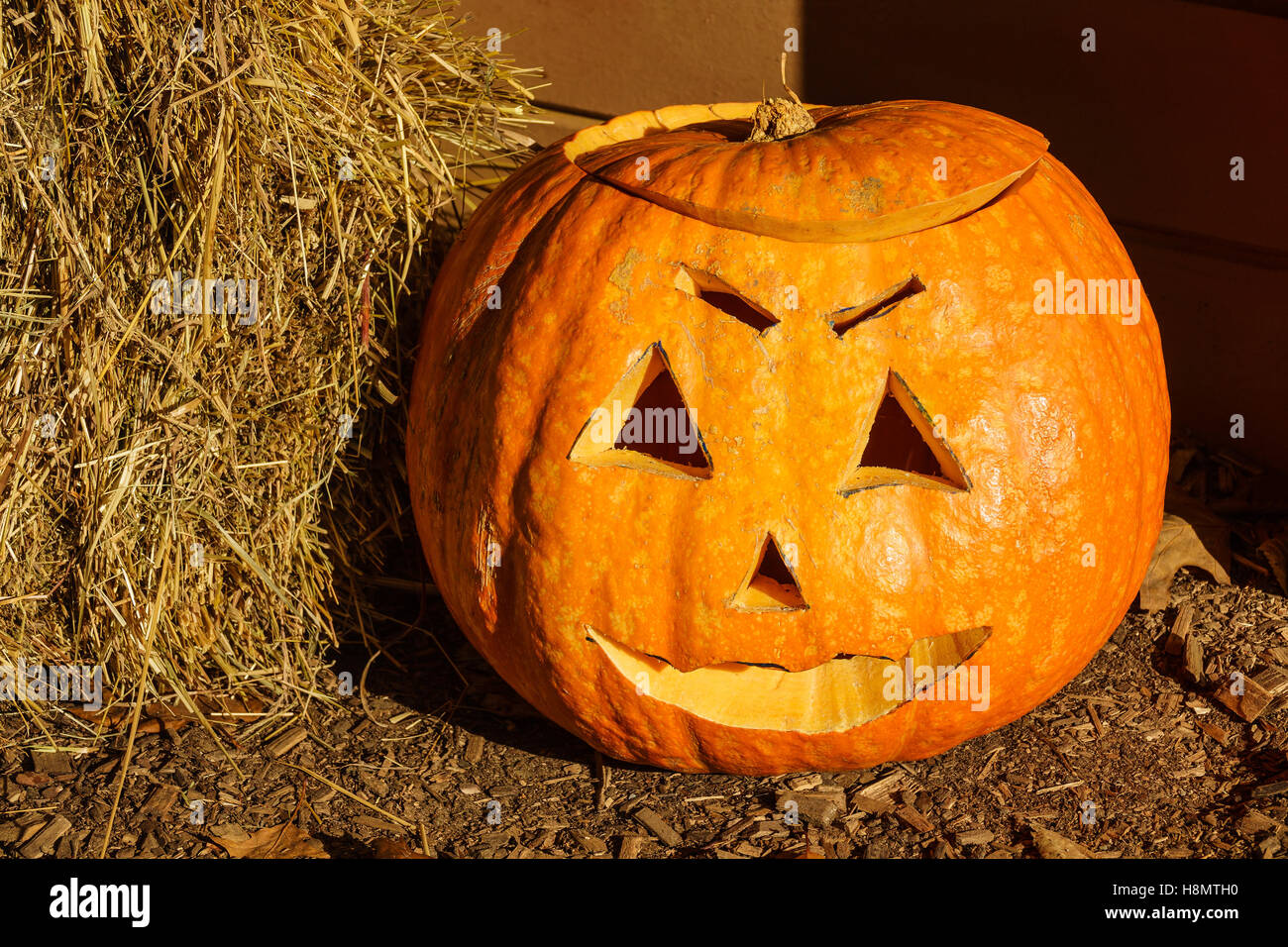 La zucca arancione con la faccia al tempo di halloween Foto Stock