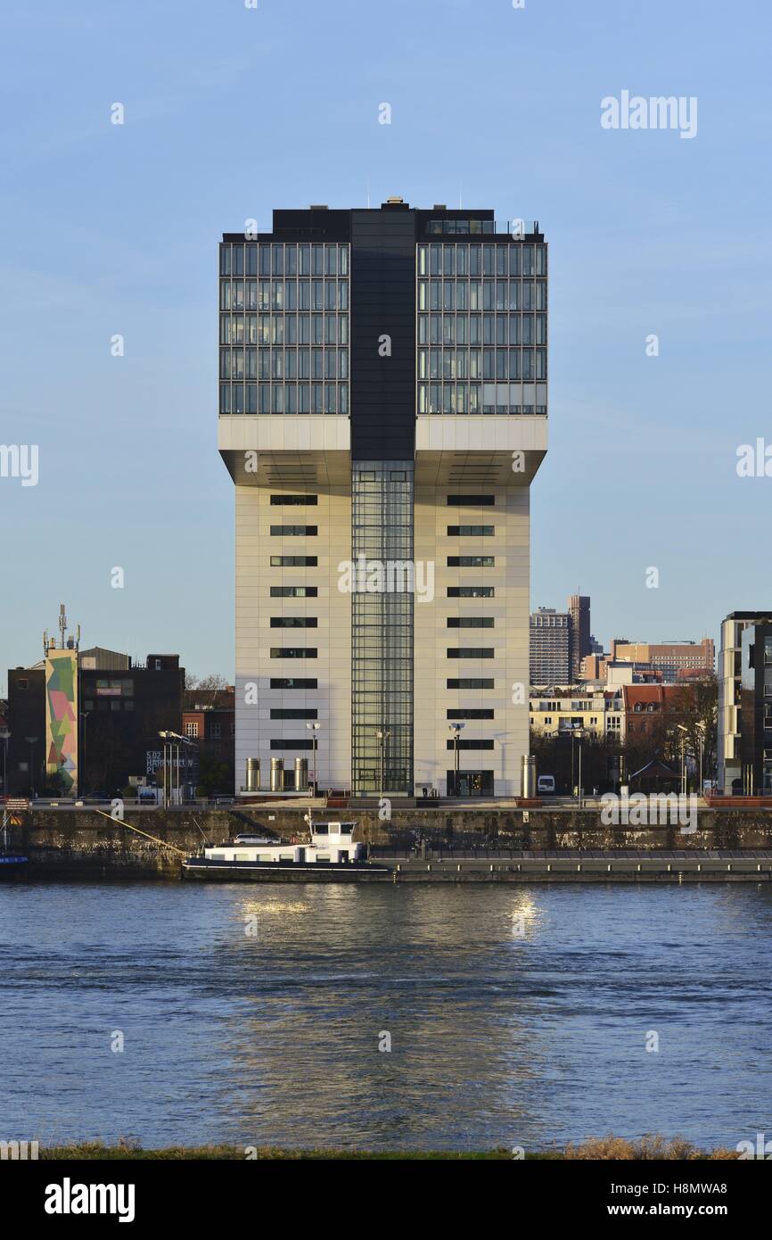 L'alto edificio di uffici Kranhaus Süd direttamente dalla via navigabile del Reno con una nave al molo, 23 Dicembre 2013 | Utilizzo di tutto il mondo Foto Stock