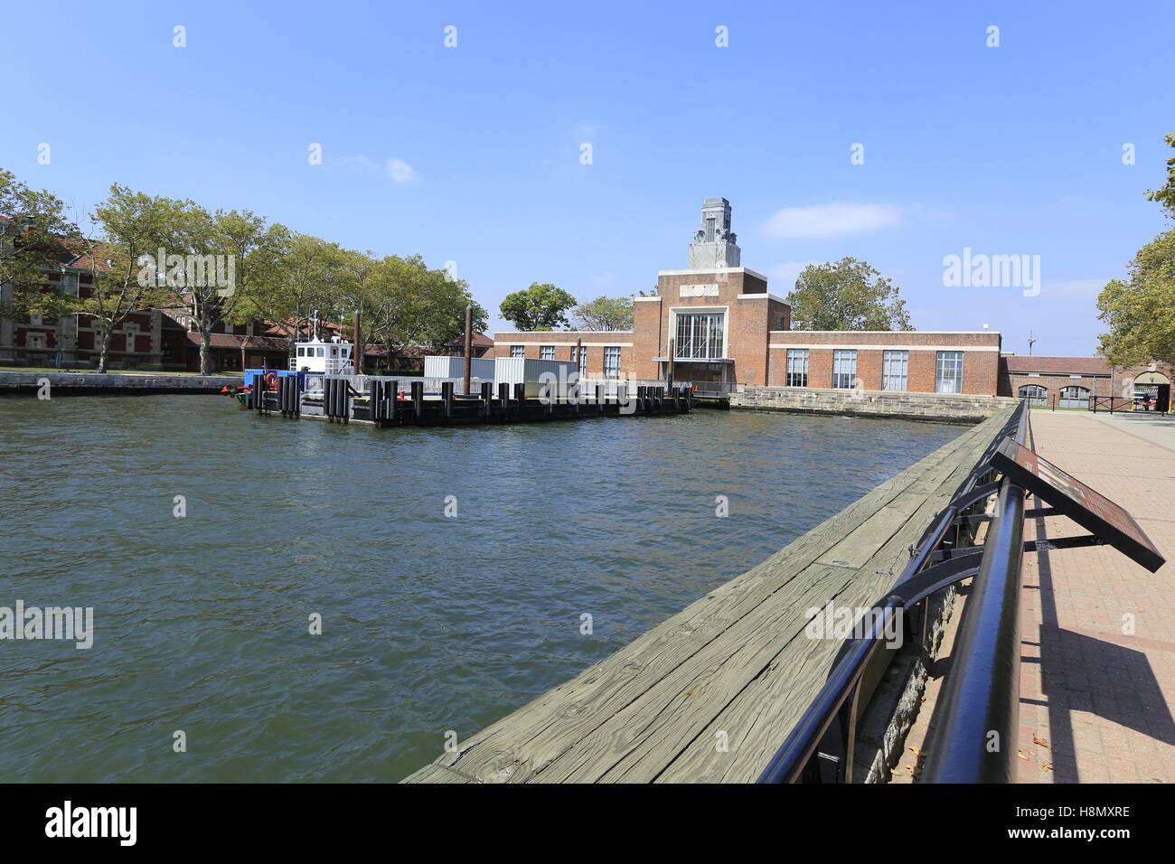 Porto di Ellis Island. Dal 1990 l'isola di Ellis Islanda è sede del Museo di immigrazione. Ellis Island è situato nei pressi di New York City. L'isola, insieme con la statua della libertà è parte della Statua della Libertà monumento nazionale. Ellis island; new Y | Utilizzo di tutto il mondo Foto Stock