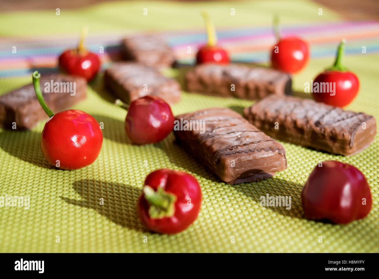 Gustoso abbinamento tra biscotti al cioccolato e peperoncino Foto Stock