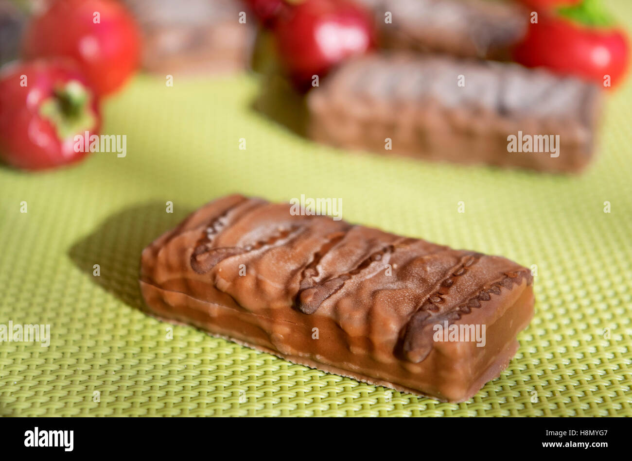 Gustoso abbinamento tra biscotti al cioccolato e peperoncino Foto Stock