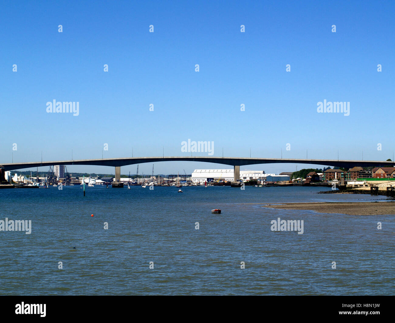 Vista di Itchen Toll Road Bridge dal pontile in legno a Southampton Sailing Club, Woolston, Southampton, Hampshire REGNO UNITO Foto Stock