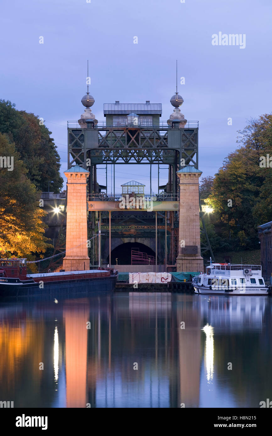 Germania, la zona della Ruhr, Waltrop, nave sistema sollevamento Henrichenburg al Dortmund-Ems-Canal. Foto Stock